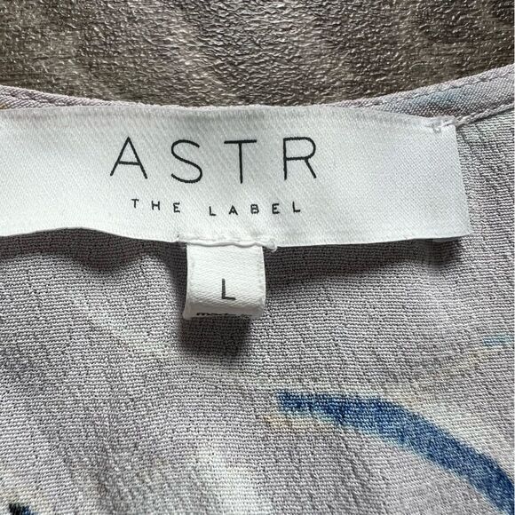 ASTR the Label Anthropologie Long Sleeve Gray Blue Floral Romper size Large - Picture 3 of 10
